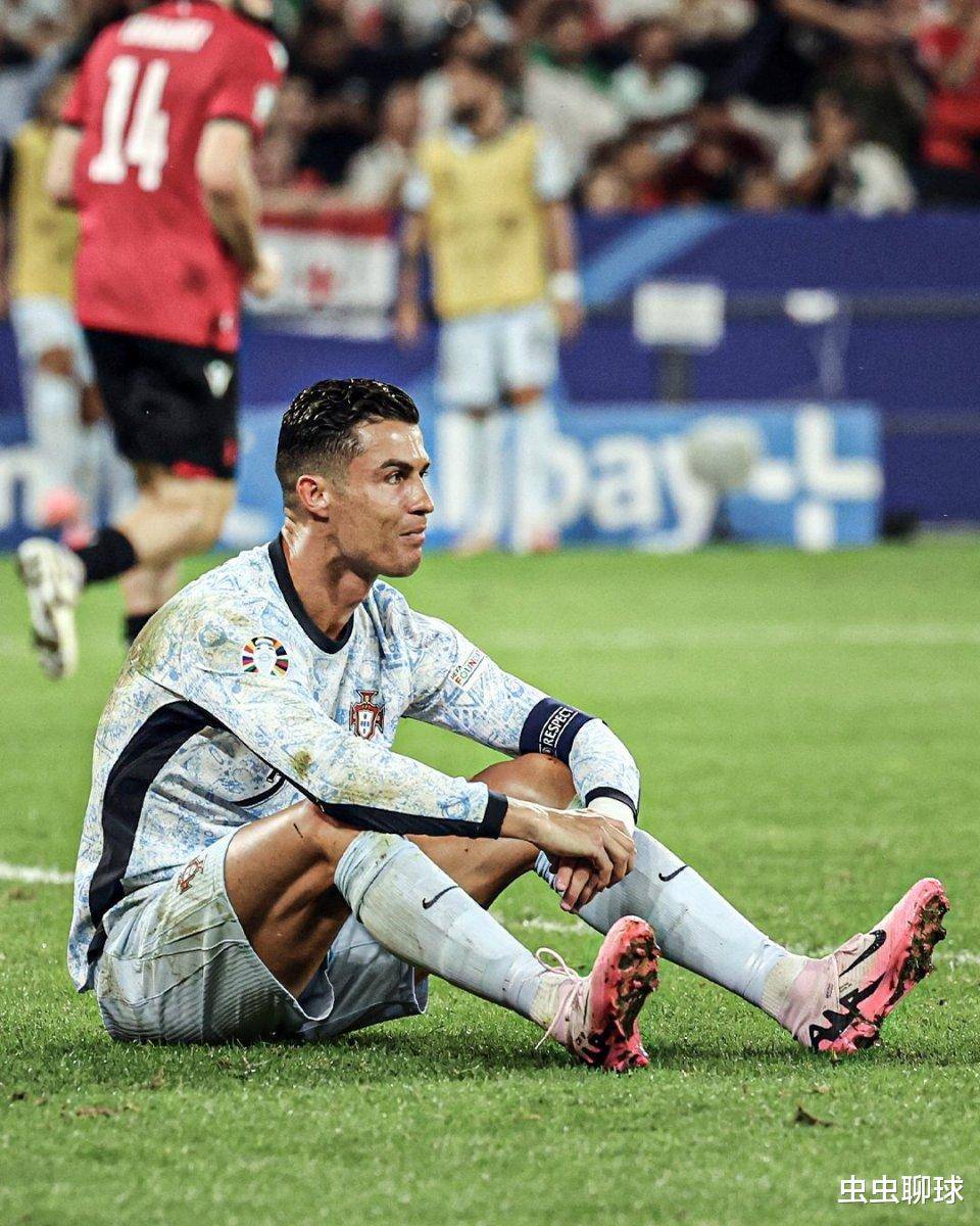 球王梅西再创神迹！书写37次小组赛100%晋级，C罗却三度止步