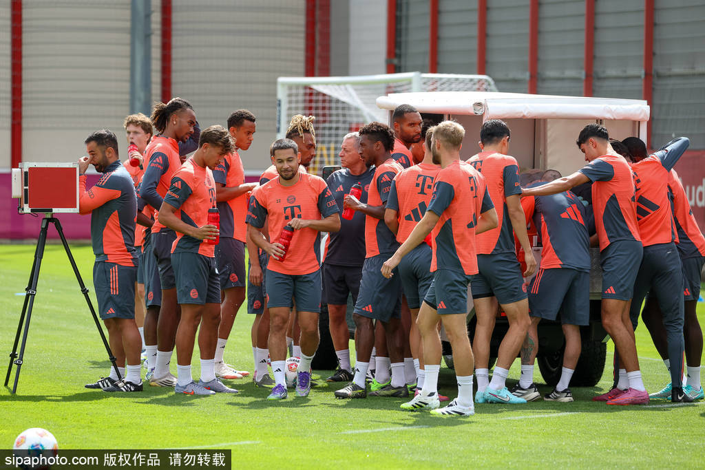 迎接新赛季！拜仁全队啤酒庆祝，德甲新篇章即将开启